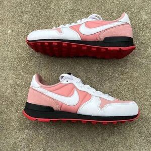 NWOT Nike Internationalist Sneakers